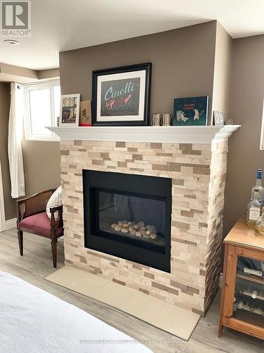 4113 Aberdeen Road, Lincoln, ON - Indoor Photo Showing Living Room With Fireplace