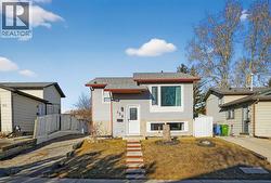 128 Bernard Close NW  Calgary, AB T3K 2H3