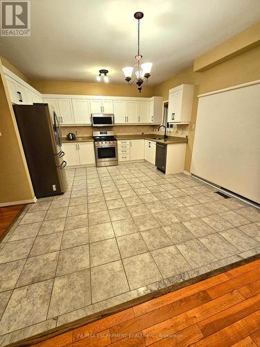 3881 Brinwood Gate, Mississauga, ON - Indoor Photo Showing Kitchen