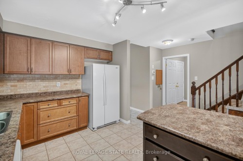 9 Manitoulin Trail, Hamilton, ON - Indoor Photo Showing Kitchen