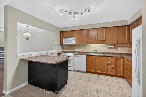 9 Manitoulin Trail, Hamilton, ON - Indoor Photo Showing Kitchen