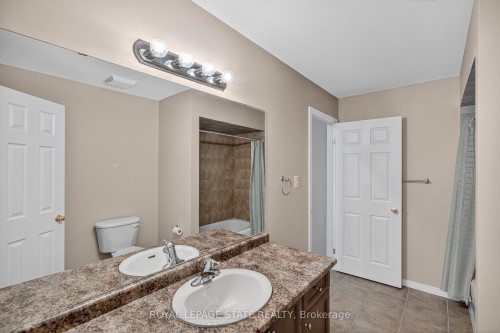 9 Manitoulin Trail, Hamilton, ON - Indoor Photo Showing Bathroom