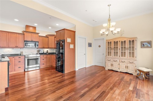 303-9942 Third St, Sidney, BC - Indoor Photo Showing Kitchen