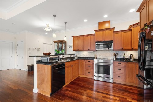 303-9942 Third St, Sidney, BC - Indoor Photo Showing Kitchen