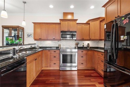 303-9942 Third St, Sidney, BC - Indoor Photo Showing Kitchen With Double Sink