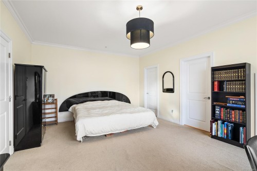 303-9942 Third St, Sidney, BC - Indoor Photo Showing Bedroom