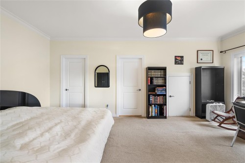 303-9942 Third St, Sidney, BC - Indoor Photo Showing Bedroom