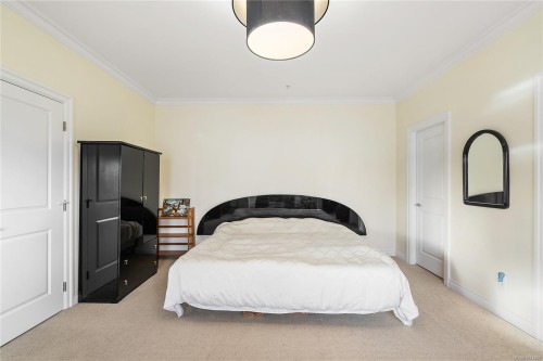 303-9942 Third St, Sidney, BC - Indoor Photo Showing Bedroom