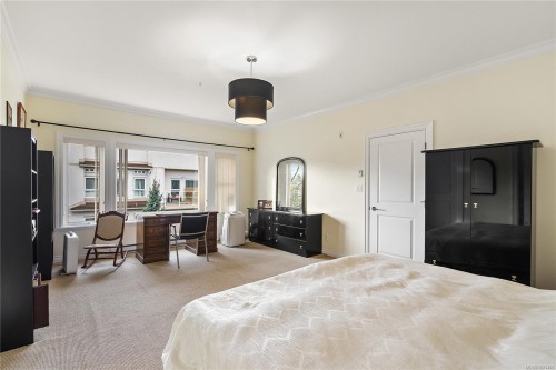 303-9942 Third St, Sidney, BC - Indoor Photo Showing Bedroom