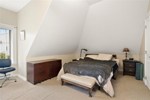 303-9942 Third St, Sidney, BC - Indoor Photo Showing Bedroom