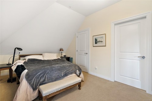 303-9942 Third St, Sidney, BC - Indoor Photo Showing Bedroom