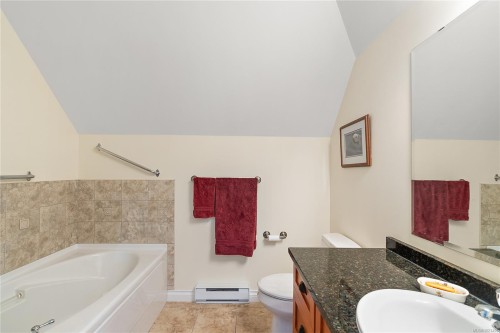 303-9942 Third St, Sidney, BC - Indoor Photo Showing Bathroom
