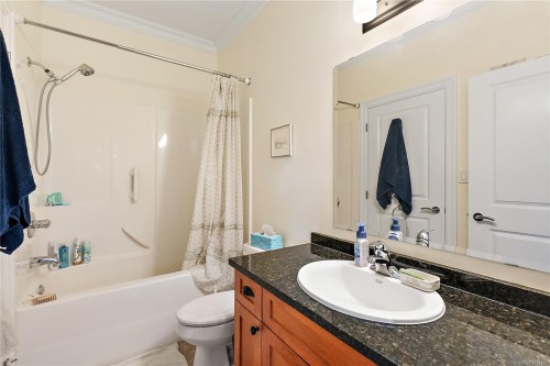 303-9942 Third St, Sidney, BC - Indoor Photo Showing Bathroom