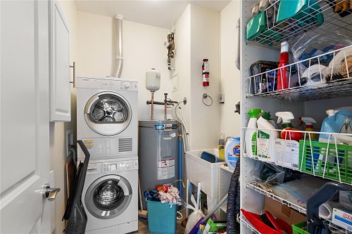 303-9942 Third St, Sidney, BC - Indoor Photo Showing Laundry Room