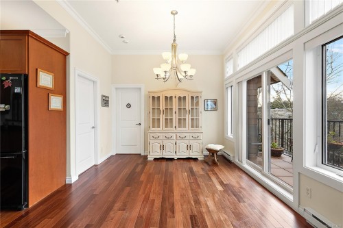 303-9942 Third St, Sidney, BC - Indoor Photo Showing Other Room