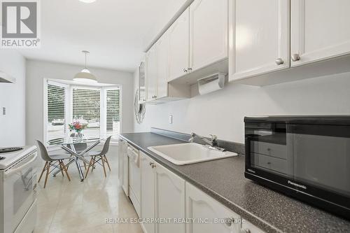 2047 Chrisdon Road, Burlington, ON - Indoor Photo Showing Kitchen