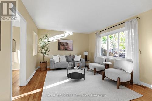 838 Borthwick Avenue, Ottawa, ON - Indoor Photo Showing Living Room