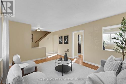 838 Borthwick Avenue, Ottawa, ON - Indoor Photo Showing Living Room
