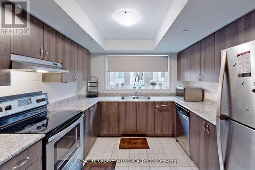 46 Filly Path, Oshawa, ON - Indoor Photo Showing Kitchen With Stainless Steel Kitchen