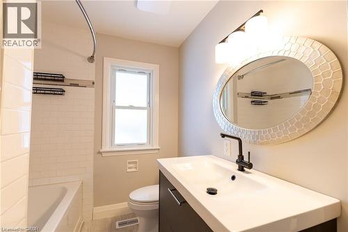 34 Close Avenue, Cambridge, ON - Indoor Photo Showing Bathroom
