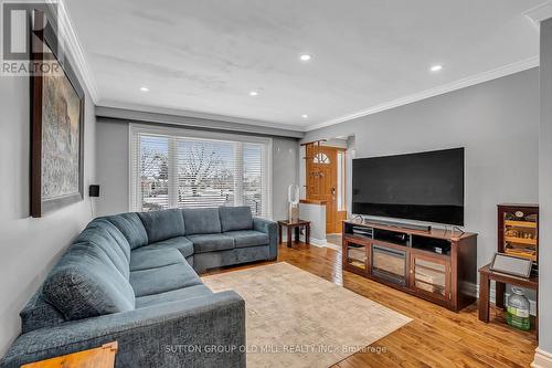 1879 Sandgate Crescent, Mississauga, ON - Indoor Photo Showing Living Room
