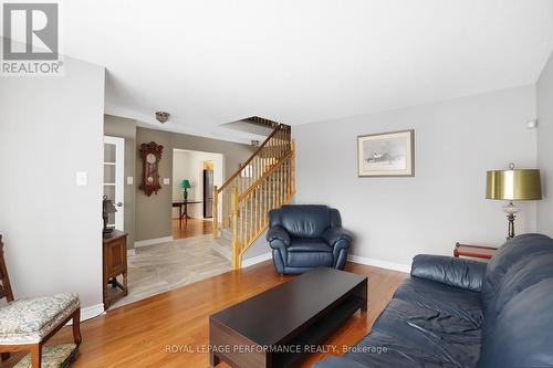 10 Ellisson Way, Ottawa, ON - Indoor Photo Showing Living Room