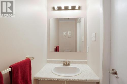 10 Ellisson Way, Ottawa, ON - Indoor Photo Showing Bathroom