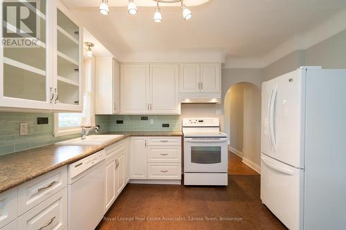 66 Minnewawa Road, Mississauga, ON - Indoor Photo Showing Kitchen