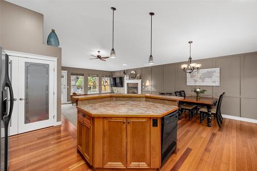 331 Quilchena Drive, Kelowna, BC - Indoor Photo Showing Kitchen