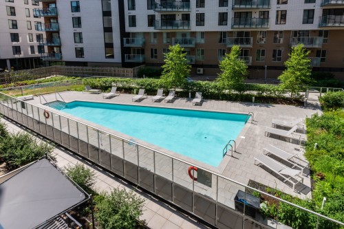 Pool - 605-350 Rue Eleanor, Montréal (Le Sud-Ouest), QC - Outdoor With In Ground Pool With Facade