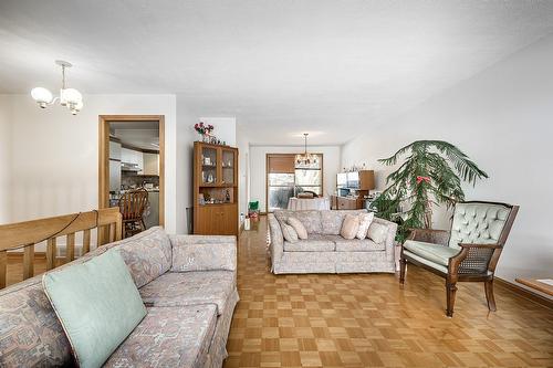 Salon - 357 Rue Frontenac, Dollard-Des-Ormeaux, QC - Indoor Photo Showing Living Room