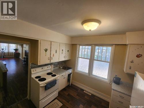 3303 Dewdney Avenue, Regina, SK - Indoor Photo Showing Kitchen