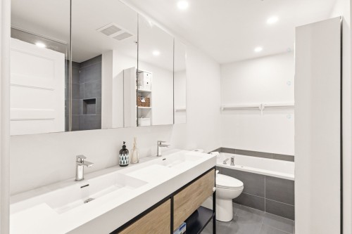 Master Bathroom - 413-112 Ch. De La Pointe-Nord, Montréal (Verdun/Île-Des-Soeurs), QC - Indoor Photo Showing Bathroom