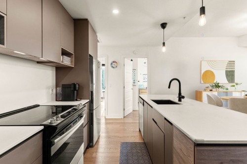 Kitchen - 413-112 Ch. De La Pointe-Nord, Montréal (Verdun/Île-Des-Soeurs), QC - Indoor Photo Showing Kitchen With Upgraded Kitchen