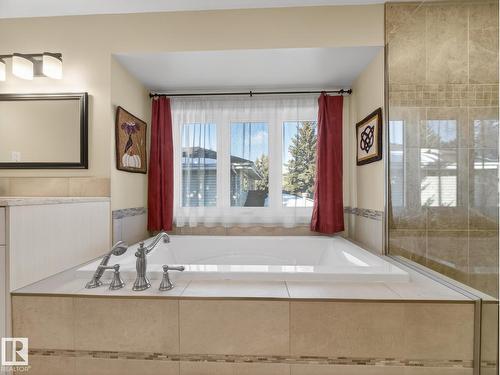 220 Ronning Cl Nw, Edmonton, AB - Indoor Photo Showing Bathroom