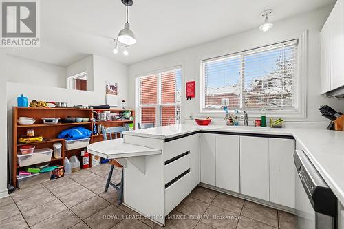 Plenty of natural light - 157 Russell Avenue, Ottawa, ON - Indoor Photo Showing Kitchen