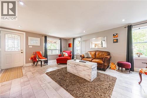 7721 Concession 5 Road, Caistor Centre, ON - Indoor Photo Showing Living Room