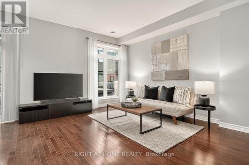 521 Chaperal Private N, Ottawa, ON - Indoor Photo Showing Living Room