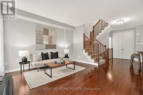 521 Chaperal Private N, Ottawa, ON - Indoor Photo Showing Living Room