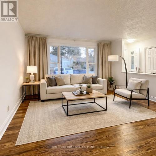 46 Woodlawn Avenue, Mississauga, ON - Indoor Photo Showing Living Room