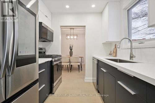 3637 Haven Glenn, Mississauga, ON - Indoor Photo Showing Kitchen With Upgraded Kitchen