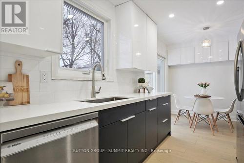 3637 Haven Glenn, Mississauga, ON - Indoor Photo Showing Kitchen With Upgraded Kitchen