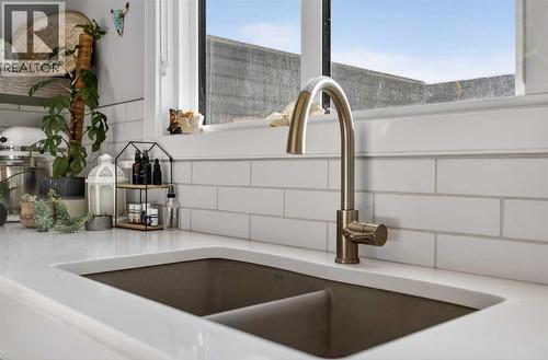 35 Wolf Hollow Park Se, Calgary, AB - Indoor Photo Showing Kitchen