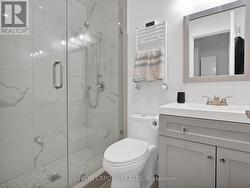MODERN BATHROOM - 