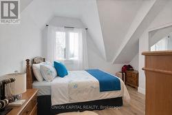 BRIGHT & SPACIOUS BEDROOM - 