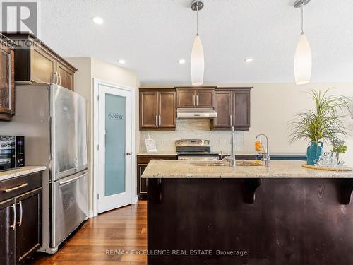 3329 Casson Way, London South, ON - Indoor Photo Showing Kitchen With Upgraded Kitchen