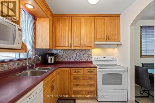 31 Meadowview Road, London South (South O), ON - Indoor Photo Showing Kitchen With Double Sink