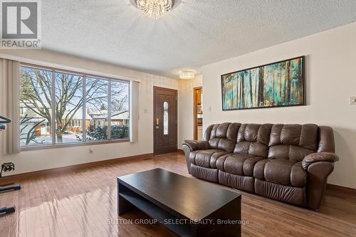 31 Meadowview Road, London South (South O), ON - Indoor Photo Showing Living Room