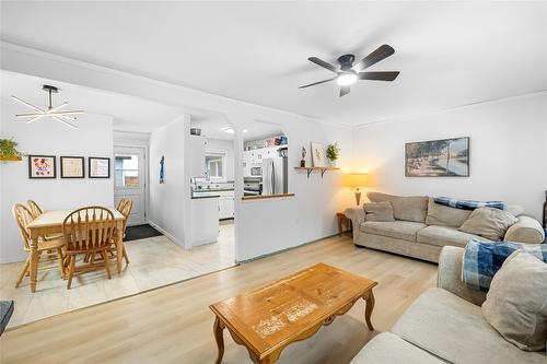 2310 Dewolfe Avenue, Kimberley, BC - Indoor Photo Showing Living Room