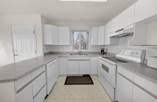 2628 3A Street, Cranbrook, BC - Indoor Photo Showing Kitchen With Double Sink